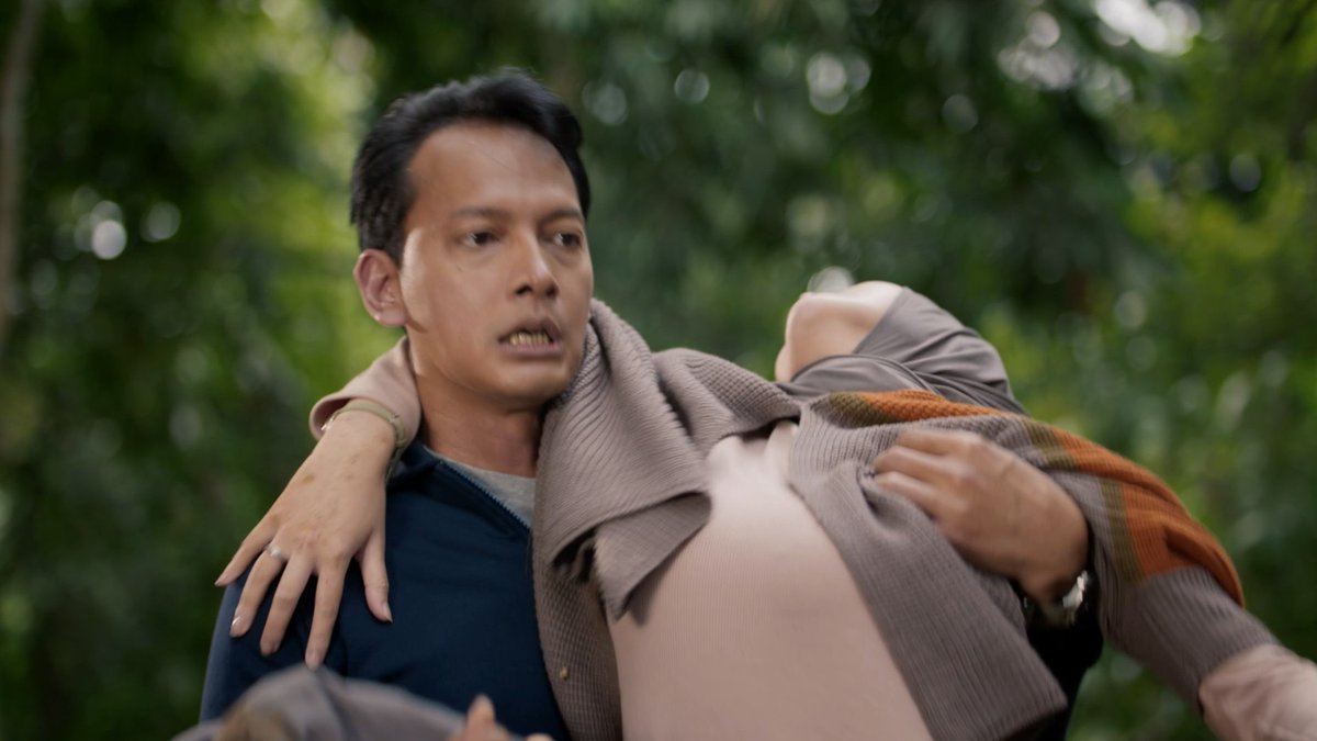 HabisNontonFilm's tweet photo. Trailer film 1 IMAM 2 MAKMUM udah rilis!

Belum apa-apa, udah ada dialog, "Bisakah seorang suami, mencintai 2 istri?"

Ini baru, the real Fedi Nuril. 😂👏 

Videonya di bawah 👇 https://t.co/wnXGW4gVDO