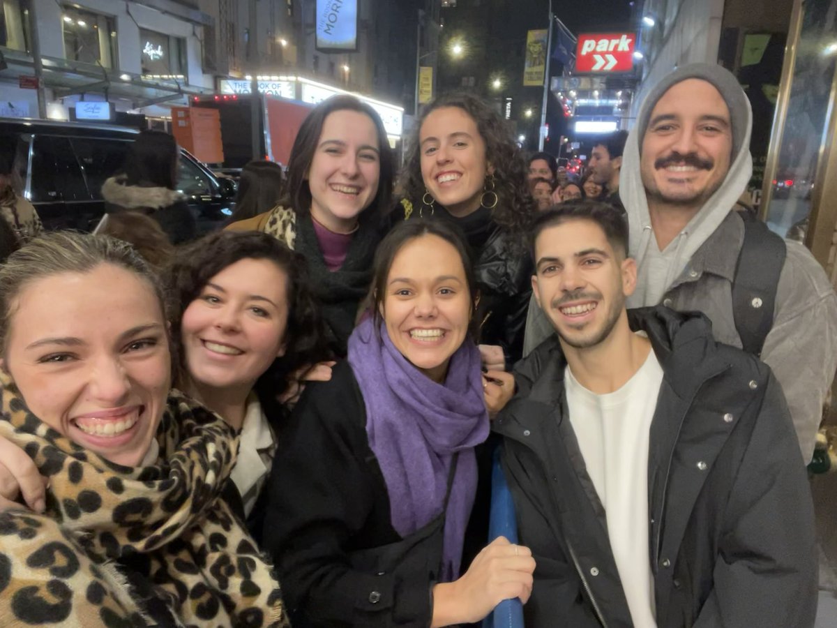 alivegaarango's tweet photo. @SebastianYatra buscamos a tu equipo técnico para unas cañas!!! ⚡️⚡️⚡️⚡️ 
#Broadway https://t.co/v2kXBY05Th