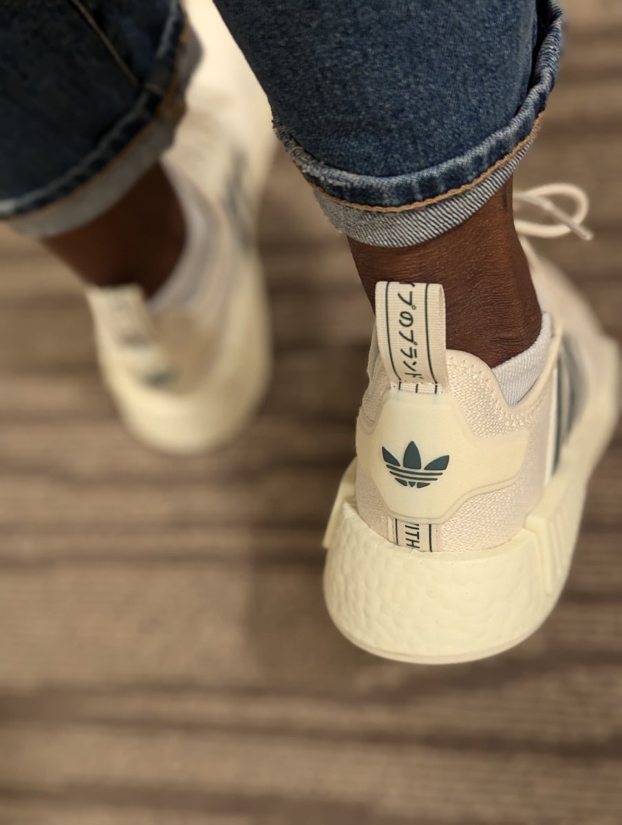 amcmath04's tweet photo. Monday! #KOTD #Adidas #NMD #R1 #Creamwhite #MineralGreen #ashwithkicks #undsmonday #respectherstyle #queensofsole #sneakersisterhood
#girlsxkicks #wearyourkicks #yoursneakersaredope https://t.co/9BNCM3oRmb