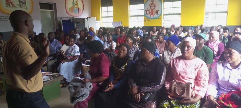 ArafatBwambalem's tweet photo. As we conclude World Hepatitis Test week .
@GlpcUg held it's Town Hall meeting with shades of options especially Women , young people to emphasize the importance of Know your status campaign.
We are grateful to @GileadSciences for Support.
#TestToday
@Hep_Alliance
@CHIPO_HBV https://t.co/Toj4UTkoHz