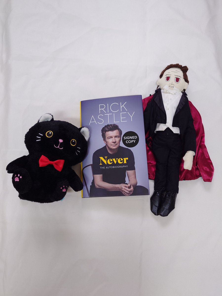 MeleaLin's tweet photo. What a Lovely Halloween 2024
Vampire Rick love his 'Never' &amp; his black cat lad 🖤
Also had many cat lads 
@rickastley

Halloween is my favourite day🔥
Screaming chicken &amp; Vampire Rick🧛
So hilarious 🤣❤️

#rickastley #rickastleytour #rickastleyfan
#RickAstleyNever https://t.co/2PIqf4BxGn