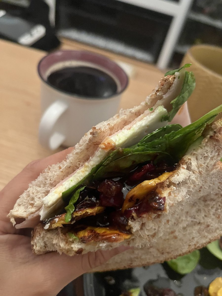 listaty's tweet photo. Me tocaba pollo pero pasaron cosas!! Evidentemente todos los ingredientes están en el plan alimenticio, aunque fácil me hubiera comido dos jejee pero solo tenemos dos panes integrales jeje no quería que se acabara 🫠 https://t.co/ZoJzsmuYLq