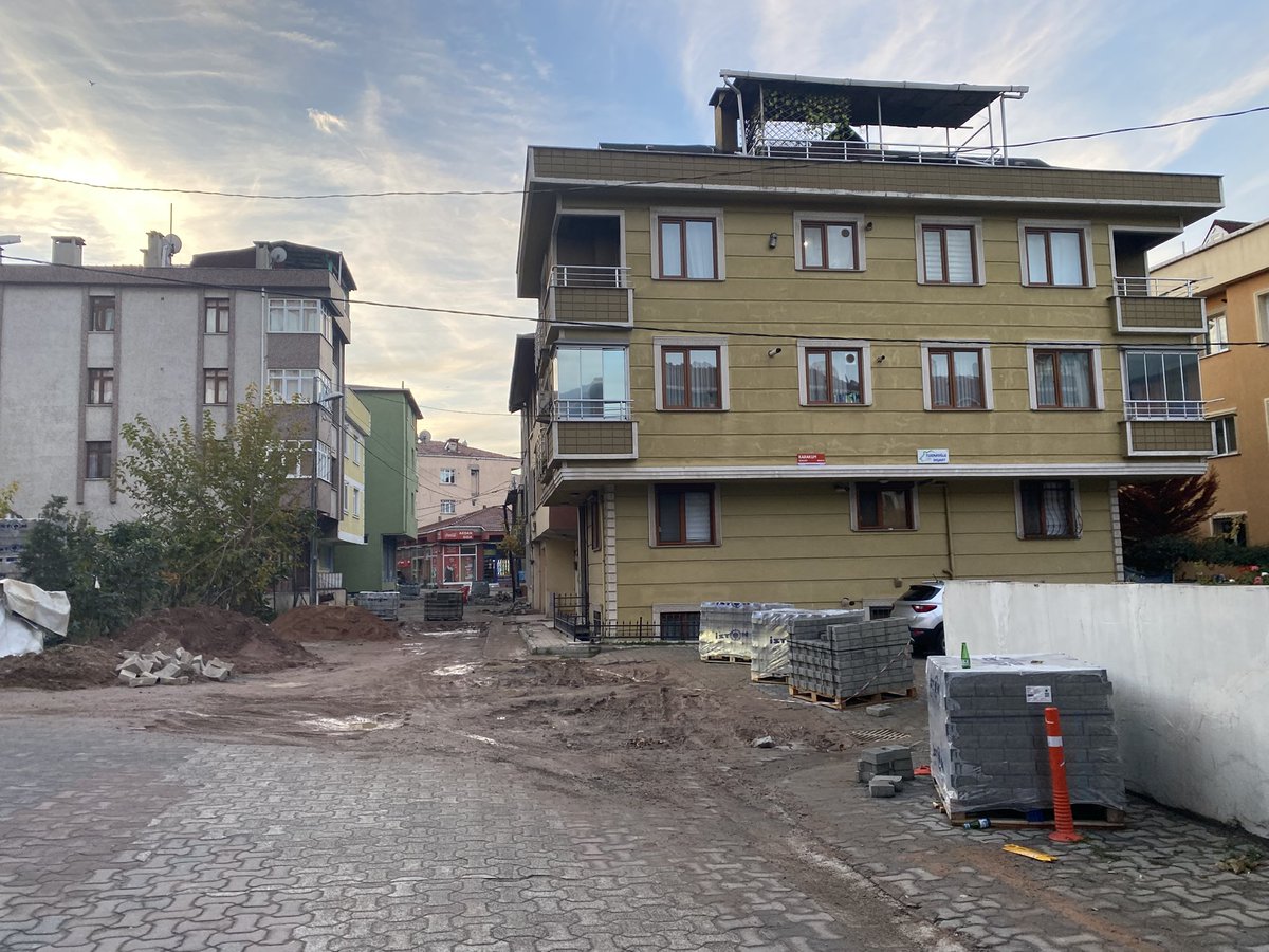 merwebayaw's tweet photo. @atasehirbld Karakum sokağındaki çalışma ne kadar sürecek? 2 aydır çok yavaş ilerliyor süreç ve yağışlı hava nedeniyle her yer çamur. Akşamları trafik iyice arttı. Bu yol çalışmasının acil bitmesi lazım lütfen fakat çalışan bir ekip göremiyoruz @IBBcozummerkezi @TC_Atasehir https://t.co/tySDsQMHhQ