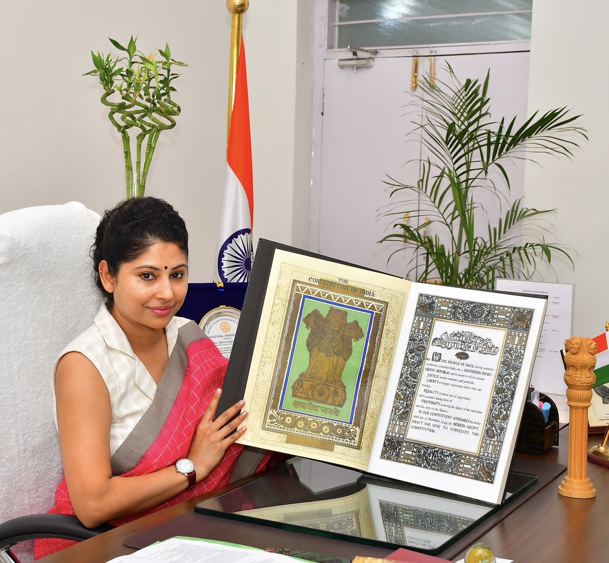 SmitamHitam's tweet photo. 📜 Constitution Day 2024

The Indian Constitution is the voice of our democracy, the protector of our rights, and the bond of our unity.

Let us celebrate its enduring legacy and pledge to uphold its values
🇮🇳 ✨
#ConstitutionDay2024 #TeamSmitamHitam
@SmitaSabharwal https://t.co/kIE6zmf6Et
