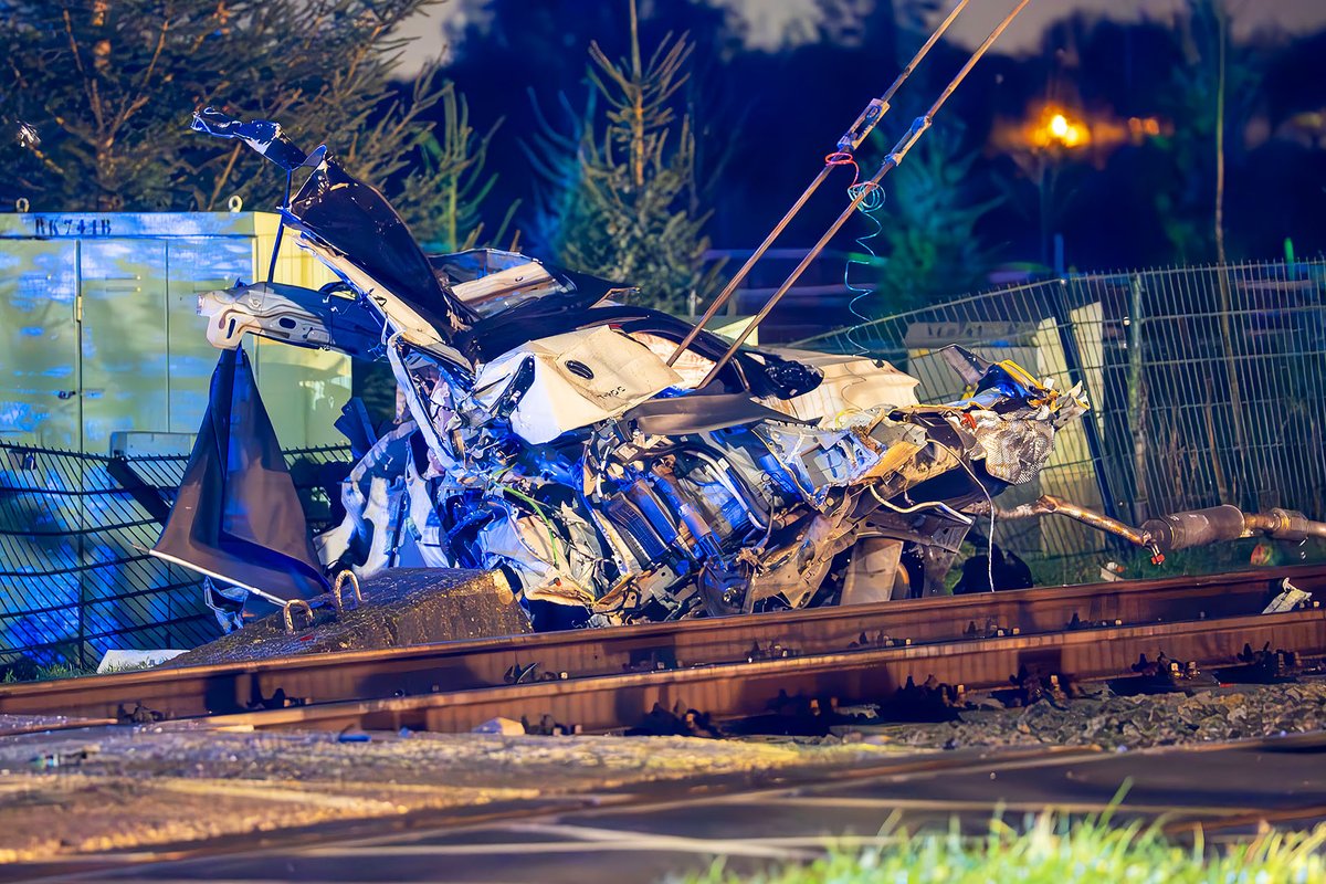 Auto geschept door trein bij politieachtervolging: twee doden