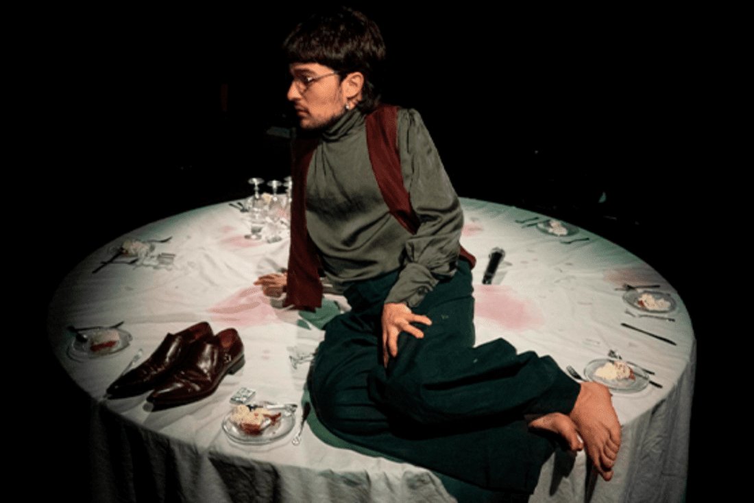 🎭 <a href="/pau__rosell/">Pau Rosell</a> és Jesucrist a 'Declivi d'un pardal' de #JoelQuesada. Una versió (molt) lliure de #Set, d'Amélie Nothomb, on l'actor creix i es transforma en un Crist que es rebel.la contra Déu i la família. 

🗓 A la <a href="/LaBadabadoc/">LaBadabadocTeatre</a> fins dilluns.