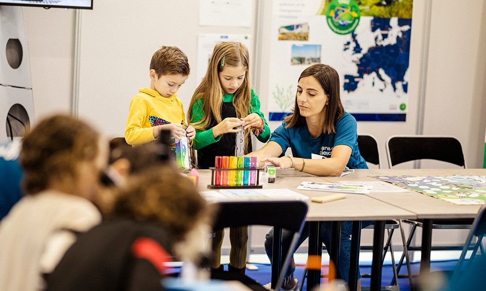 In October, France celebrated la 'Fête de la Science' to engage the general public in science and technology, this year under the theme ’Oceans of Knowledge’.

Let’s dive into the different activities that EMBL Grenoble took part in:
embl.org/news/lab-matte…