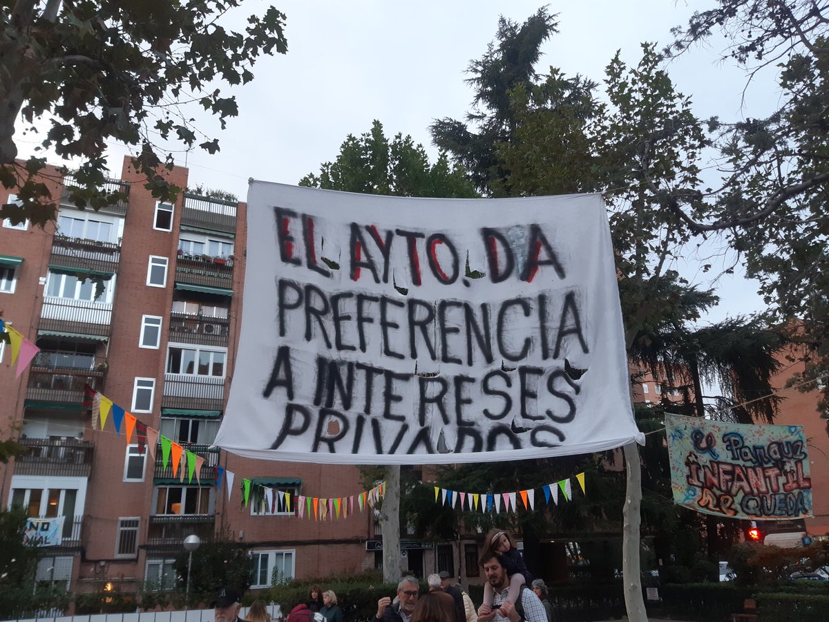 victoria_hdez_'s tweet photo. ‼ Vuelven a quitar las pancartas 
No han dejado ni los banderines hechos por los niños

Los vecinos han visto al SELUR en la zona y para hacerlo se necesita material q no se tiene en casa.

ES UNA PROPIEDAD PRIVADA ‼ @MADRID
Volveremos a ponerlas ls veces q haga falta #NoAlVial https://t.co/y1ccKdK9nS