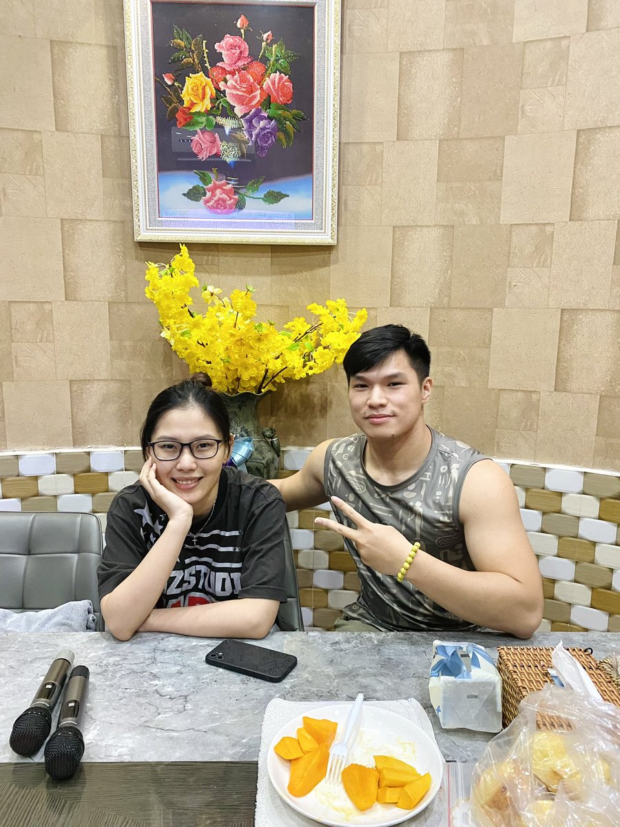 lephamthevu's tweet photo. Long time no karaoke 🎤💕 #couple #couplelove #CouplesGoal #TheVu #LePhamTheVu #karaoke #happy https://t.co/kcgry2vEUD