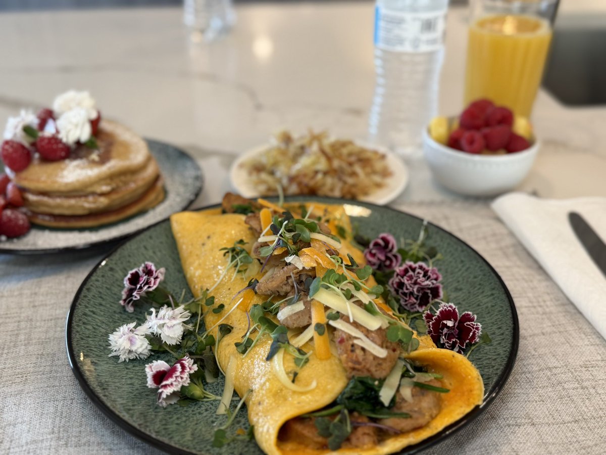 chefcourt1's tweet photo. They say breakfast is the most important meal of the day. Chicken sausage omelette with crispy edge pancakes, hash browns browns and fresh fruit.
#chefcourt1 #chefcourtneybrown https://t.co/eCV9DIs7zI