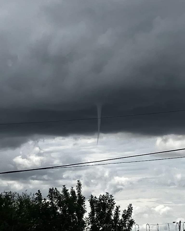 RenderNature's tweet photo. Funnel Clouds in Trinidad, Uruguay 🇺🇾   (November 25, 2024).

Funnel clouds are a rotating column of air that extends from the base of a cloud but doesn't reach the ground.

[Source: Meteorologiá Estación bcp]

#Uruguay #FunnelClouds #NaturePhotography https://t.co/ncqX9O4wyO