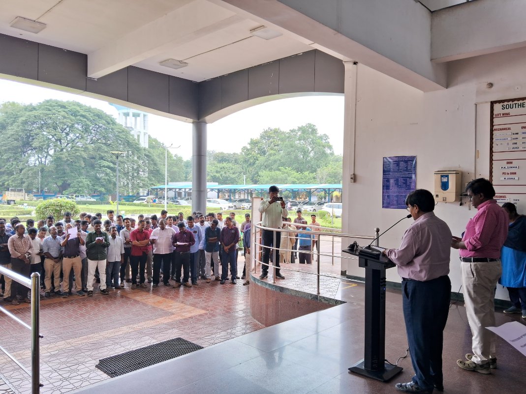 SalemDRM's tweet image. Honoring the spirit of unity and justice on Constitution Day, Salem Divisional Railway Officers &amp;amp; authorities pledges to uphold the values enshrined Preamble of the Indian Constitution led by our DRM Pankaj Kumar Sinha

#ConstitutionDay #PledgeForUnity #SouthernRailway