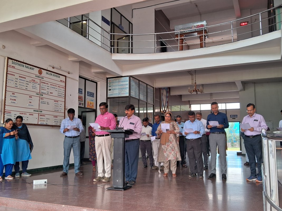 SalemDRM's tweet image. Honoring the spirit of unity and justice on Constitution Day, Salem Divisional Railway Officers &amp;amp; authorities pledges to uphold the values enshrined Preamble of the Indian Constitution led by our DRM Pankaj Kumar Sinha

#ConstitutionDay #PledgeForUnity #SouthernRailway