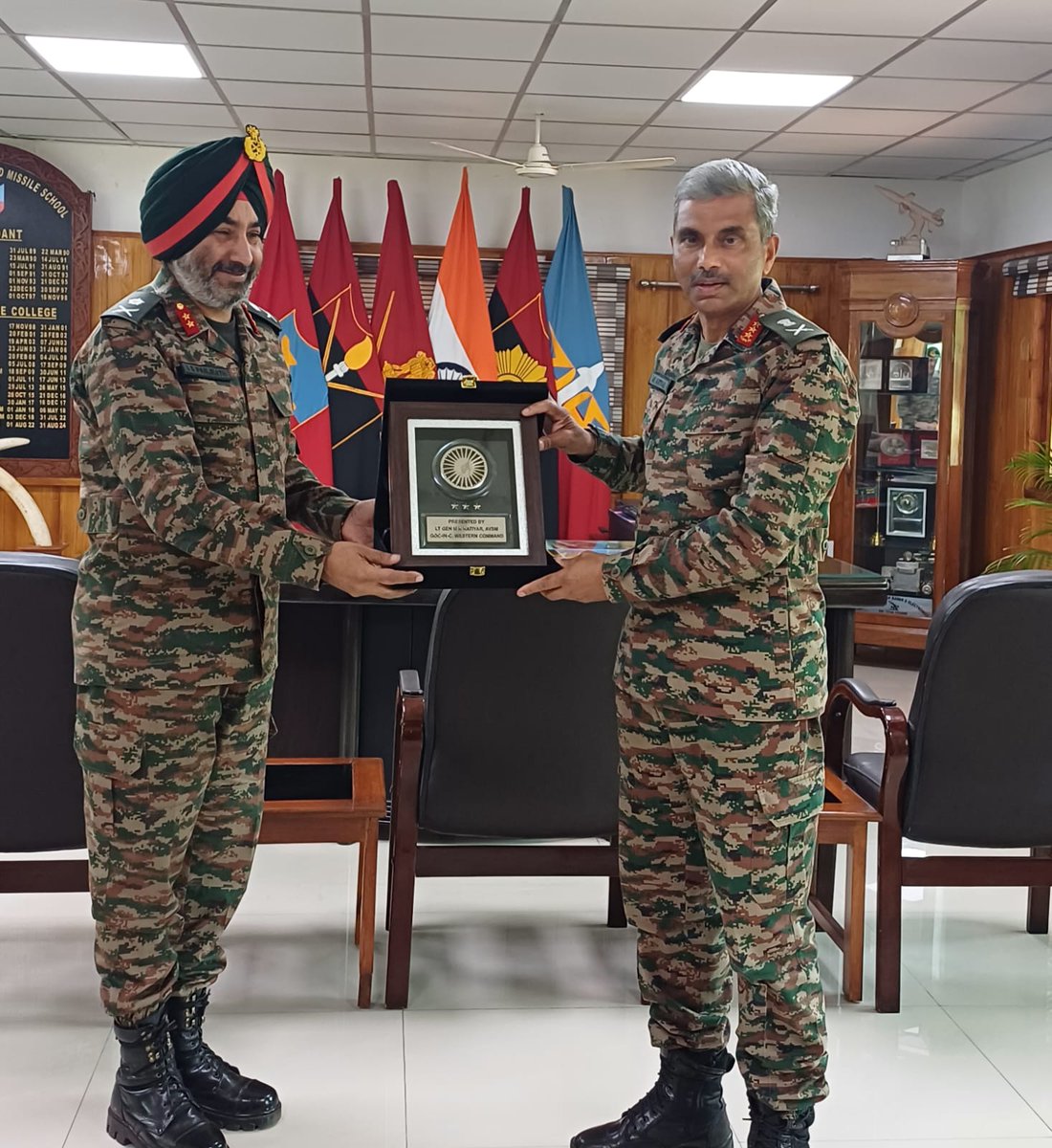 westerncomd_IA's tweet photo. #OpPrepardness
#ArmyCommander
#WesternCommand visited Army Air Defence College #Gopalpur. Was briefed on state-of-the-art infrastructure & modern methodologies adopted for training of #Agniveers. Interacted with students including from #ForeignCountries.
@adgpi https://t.co/4dQo0p4NrV