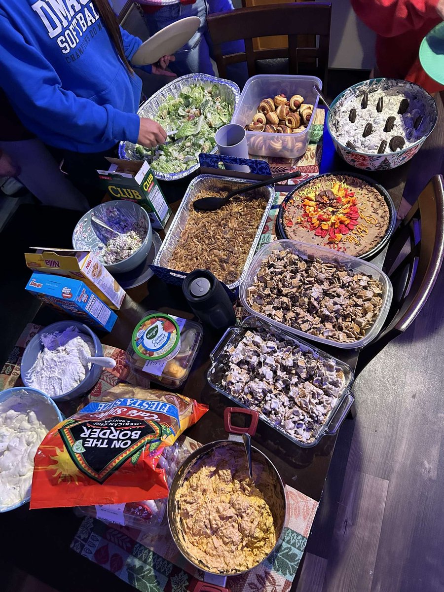 ‼️BEARS FRIENDSGIVING‼️

Your Bears got together to eat a lot of yummy food and have fun before break!

#GoBears🐻🥎
<a href="/BobLigouri/">Bob Ligouri</a>