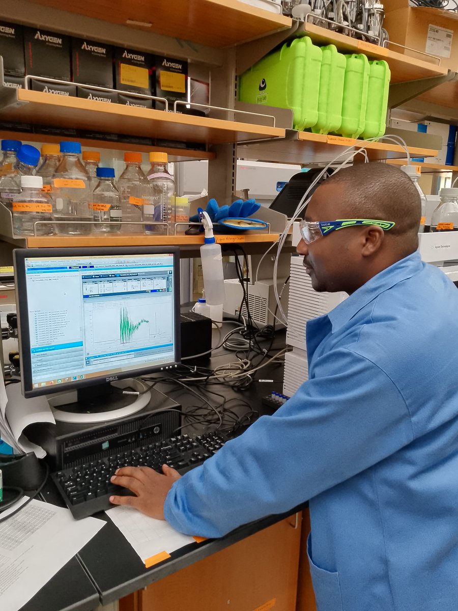 MagoolaGeorge's tweet photo. Happy to be at a world-top university @NorthwesternU exploring Biological and Biosystem engineering @NUSynBio, under the SynBrREA fellowship in collaboration with @SynBioAfrica 
Pic below_monitoring protein purification via HPLC.
State of the art lab experience https://t.co/BwetONEyXJ
