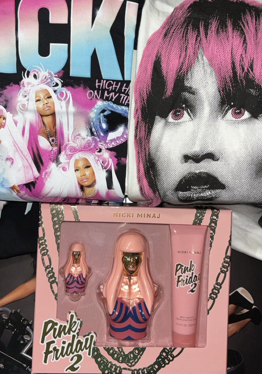 queen_vanella's tweet image. #PF2 perfume set arrived and some merch 💕🦄.