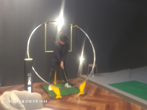 Proswing_Inc's tweet image. [ #스윙플레인2.0 ] 2018년 프로티어투어 우승자 이수홍프로의 부친이 운영하며 이수홍프로가 연습도 하고 레슨도 하는 충남 아산에 위치한 더스윙골프아카데미
#골프바디스윙교정 #골프체중이동교정 #프로스윙연습기계 #드라이버자세교정도구 #아이언자세교정도구