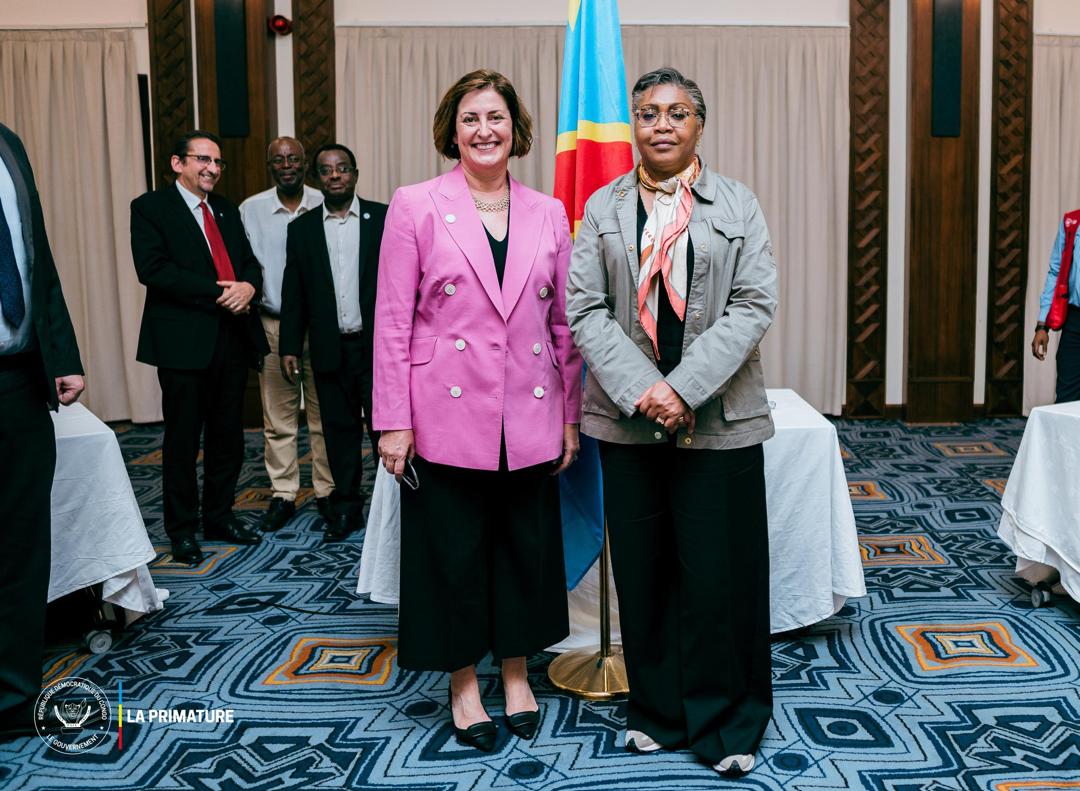 📣Actualités:La Directrice générale adjointe de la FAO, <a href="/BethBechdol/">Beth Bechdol</a>,rencontre la Première ministre de la #RDCongo, <a href="/SuminwaJudith/">Judith SUMINWA TULUKA</a> pour discuter des défis de la sécurité alimentaire et des investissements dans l'agriculture pour renforcer la résilience.  
bit.ly/3V9ElaS