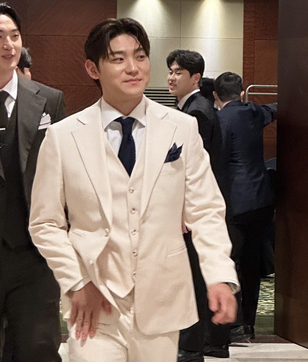 아 도영쿤 누가봐도 상받을사람처럼 하고 와서 너무 웃기다 시커먼남자들 사이에서