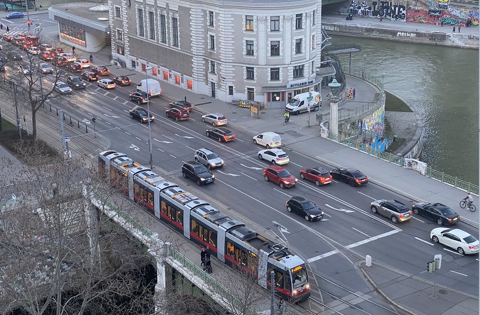VCOE_AT's tweet photo. Ob #Strassenbahn oder Bus: Sie benötigen wenig Platz, transportieren aber viele Menschen. Pkw hingegen brauchen viel Platz, um im Schnitt 1,14 Menschen zu transportieren. Städte brauchen mehr platzsparende #Mobilität. https://t.co/hRhuROENl9