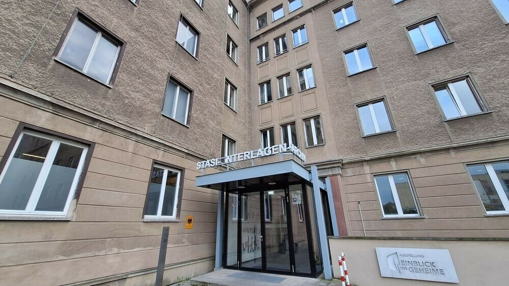 France Inter (@franceinter) on Twitter photo "16 000 sacs remplis de documents déchirés" : à Berlin, la reconstitution des archives de la #Stasi se poursuit. ➡️ l.franceinter.fr/pNC
Reportage : <a href="/seb_baer/">Sébastien Baer 🇨🇵🇩🇪</a> pour #Le710Inter. "16 000 sacs remplis de documents déchirés" : à Berlin, la reconstitution des archives de la #Stasi se poursuit. ➡️ l.franceinter.fr/pNC
Reportage : <a href="/seb_baer/">Sébastien Baer 🇨🇵🇩🇪</a> pour #Le710Inter.