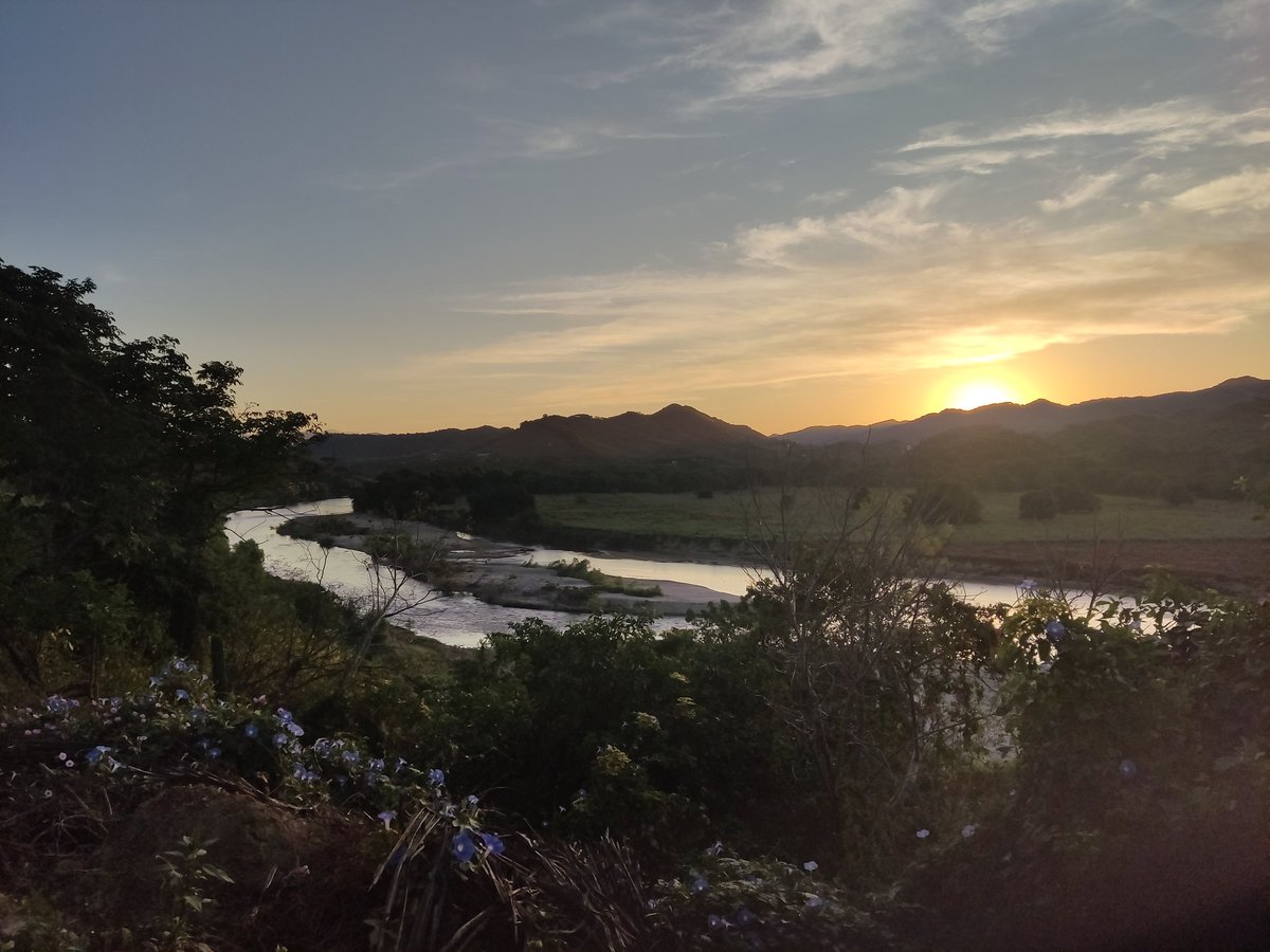 puertoescondido's tweet photo. Not far from Zicatela Beach you can ride along the gravel roads and enjoy these beautiful scenes.
#puertoescondido #gravel #roads #sunrise https://t.co/Rx3EgdIBGt