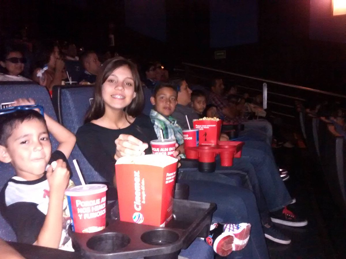 ryku_fn's tweet photo. Noche de cine con mi familia....
y el primo pendejo de metiche😜
Ya queria llegar a la casa  a jugar fortnite 😣 https://t.co/3kCTdQ3Q7z
