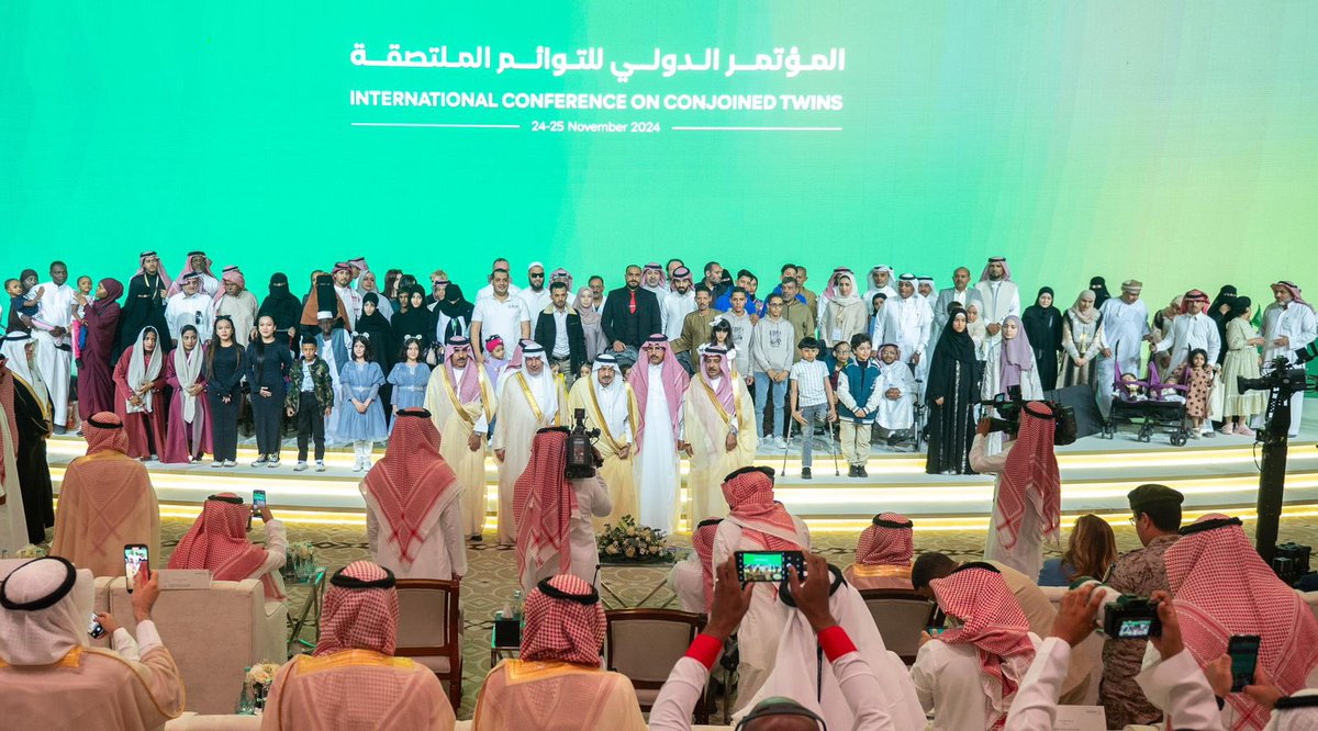 ٣٥ عاما عشتها بين التوائم ♡
صورة تجمع في تفاصيلها المحبة و التواصل و الامتنان و الفخر و التواضع ♡

افتخر انك ابوي الله يحفظك لنا ♡