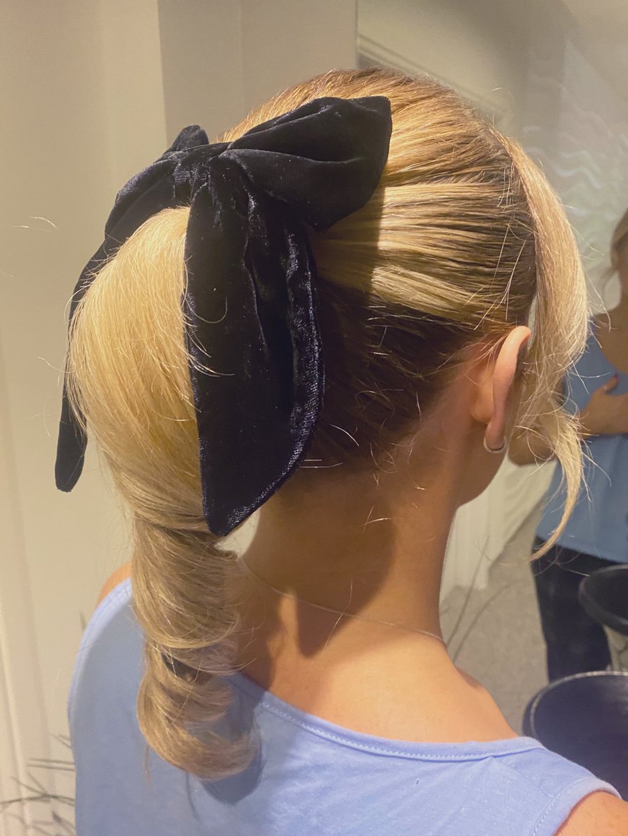 hairupideas1's tweet image. Add a bow and you’re party ready 🪩 

Shop- stylink.it/4Bn1RURBLrD

#updo #ponytail #hairup #velvetbow #hairaccessory