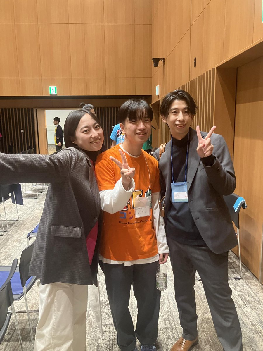 FP_MUSIKER's tweet photo. 先週末は所属している「日本金融教育支援機構」の
FESコンテスト表彰式がありました。

FESコンテストとは、
高校生や中学生が”小学生のための金融教育動画”を制作し、
クオリティを競うコンテストです。

表彰式は大学生運営委員会が行い、
全国の教育機関での授業を僕を含めた認定講師や
大学生のサポートのもと実施していく体制です。

学生から学生へ、学びの循環を目指したこのコンテストも
今年で２回目となり、前回よりも規模を拡大しています。
各地方での地区大会を始め、応募人数も増加傾向です！

僕自身も今回2回目の参加となりましたが
前回と比べて、この会の見え方が少し変わりました。

表彰式で最後のプレゼンをする中高生達の緊張感や
それを見守る保護者の方々。
そして各地からあつまった大学生や認定講師の人達が
ここに至るまでのストーリーを持ち寄って会が成り立つ。

一朝一夕では生まれない「温かさ」のようなものを会から感じました。

きっとこの先も機構とイベントが続く限り、
想いや熱が紡がれていくのだろうなと思います。

そんな会に参加できて、改めて嬉しかったです。
そして今後も金融教育を通して、ご縁と成長・学びを獲得していけるように出来ることを頑張っていこうと思います！

改めて、理事や認定講師の皆様、大学生運営員会や
応募してくださった学生の皆様に感謝申し上げます。

これからも当機構をよろしくお願いいたします！

【速報】「第2回FESコンテスト」全国大会表彰式を開催しました
https://t.co/KpyLEqiIK4