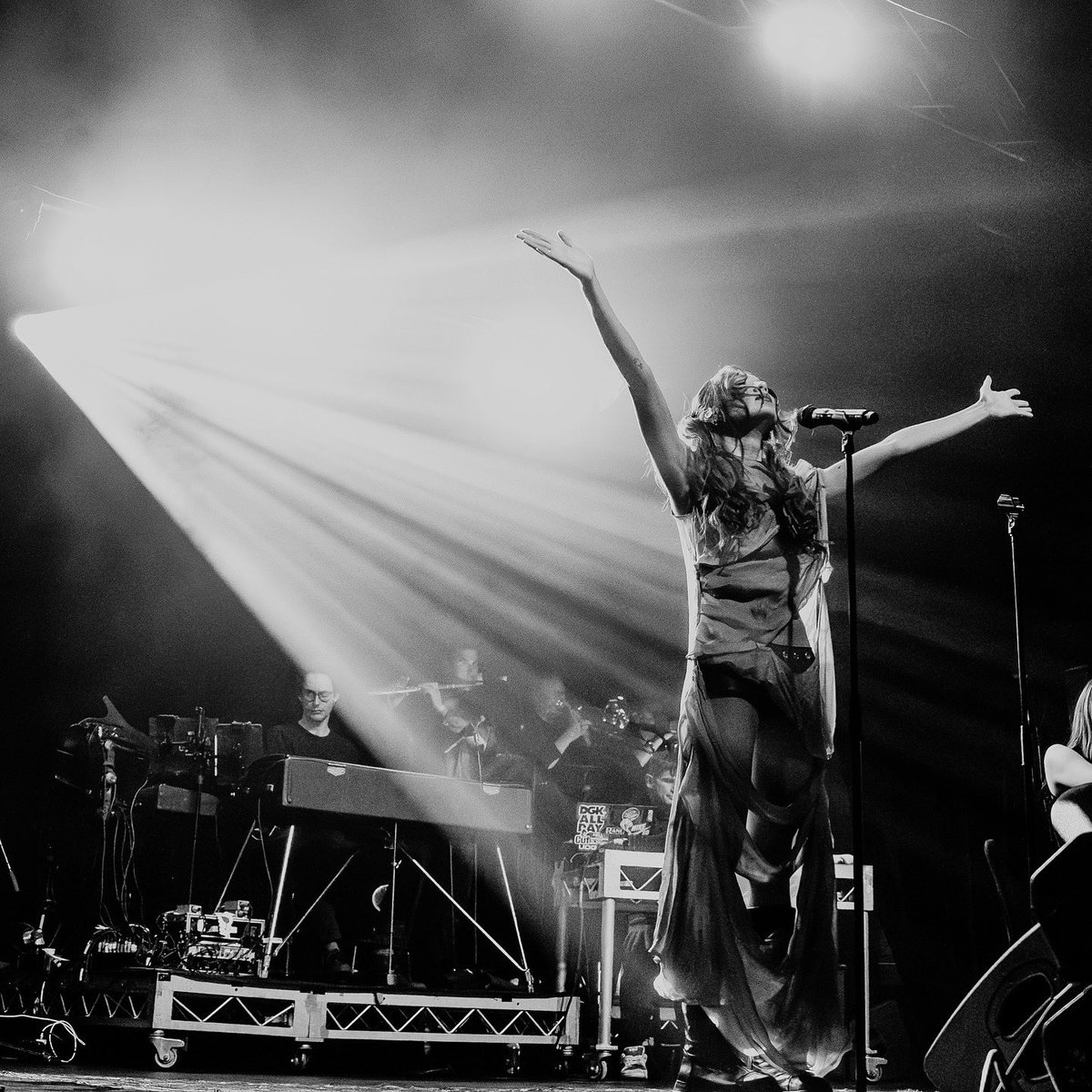 JaguarJonze's tweet photo. adding another show before the end of the year!! supporting bôa for their SOLD OUT show at The Princess in Brisbane 😱🤘

if you missed tickets to this show you can still catch me at @Woodfordia before this year is over on NYE! https://t.co/COG0Lfqnps