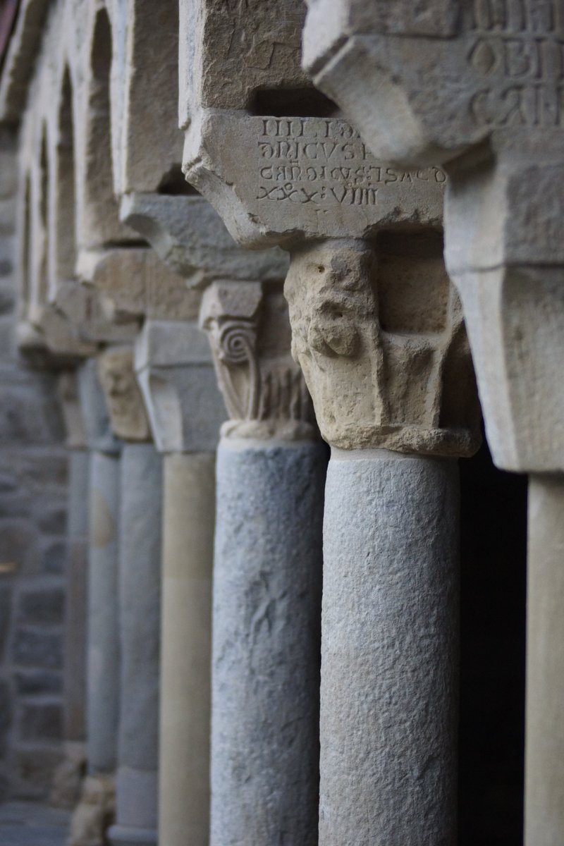VincentDebiais's tweet photo. Pour #EpigraphyTuesday, et pour avoir remis le nez dans cette collection, quelques inscriptions du cloître de l'ancienne cathédrale de Roda de Isábena (Aragon), qui présente encore sur ses murs,chapiteaux et arcs plus de 220 textes funéraires tracés entre le 12e et le 14e siècle. https://t.co/VKOMoy86TQ