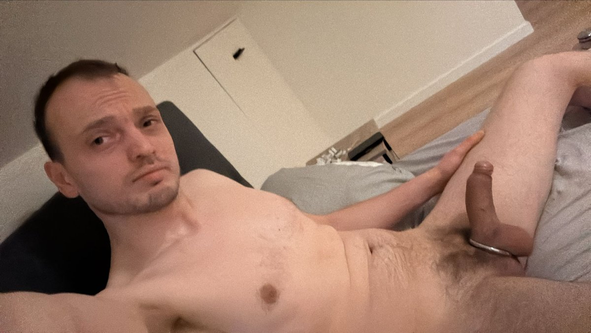 SlutMaster73411's tweet photo. Ik heb mijn slet vandaag de opdracht gegeven om de hele dag een cockring te dragen naar zijn werk. Zou hij het volhouden? https://t.co/QkEmpFwVQz