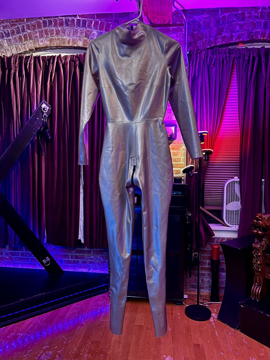 viv_darkbloom's tweet image. Don’t miss my latex Black Friday drop! I’ve already started to post some goodies on my eBay with more to come. I need this stuff out of my space so it’s priced to sell! Please share 🙏🏼 ebay.com/usr/bikerlass0…