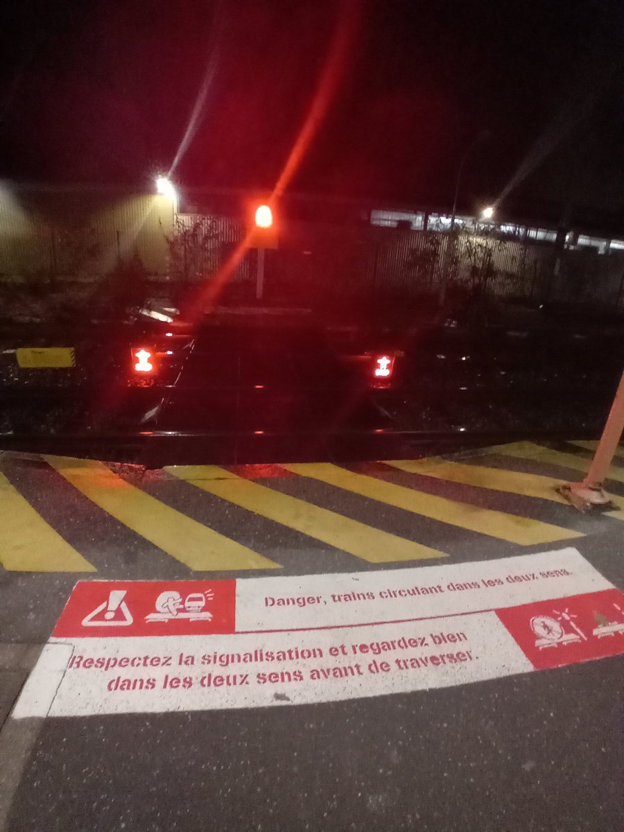 LaetiziaFrey's tweet photo. Ce matin,engagée sur la prévention des risques liés aux traversées de voies à la #gare de Etival Clairefontaine. 
Picto rouge c'est ⛔️ je m'arrête pour ma sécurité, un train arrive. 
Picto éteint, ✅️ je peux traverser tout en restant vigilant. Respectons les règles 👌. @ccsucy https://t.co/cTdNKzi7m5