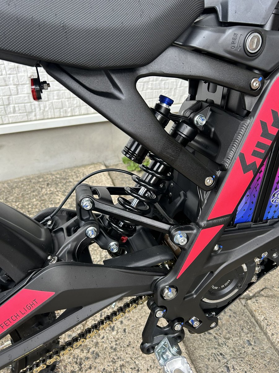 Woodshirappy's tweet image. ウッズ下市で、電動バイクのレンタル始めます❣️
初めての方、女性や若年層にも足付き最高😘
穏やかだけど力強いパワー💪
軽くて、難しい操作無し（自転車と同じ）
これでXCコースとかツーリングしたら楽しいですよ〜

#サーロン
#SURRON
#ライトビー
#誰でもすぐ乗れるオフ車
#レンタルバイク