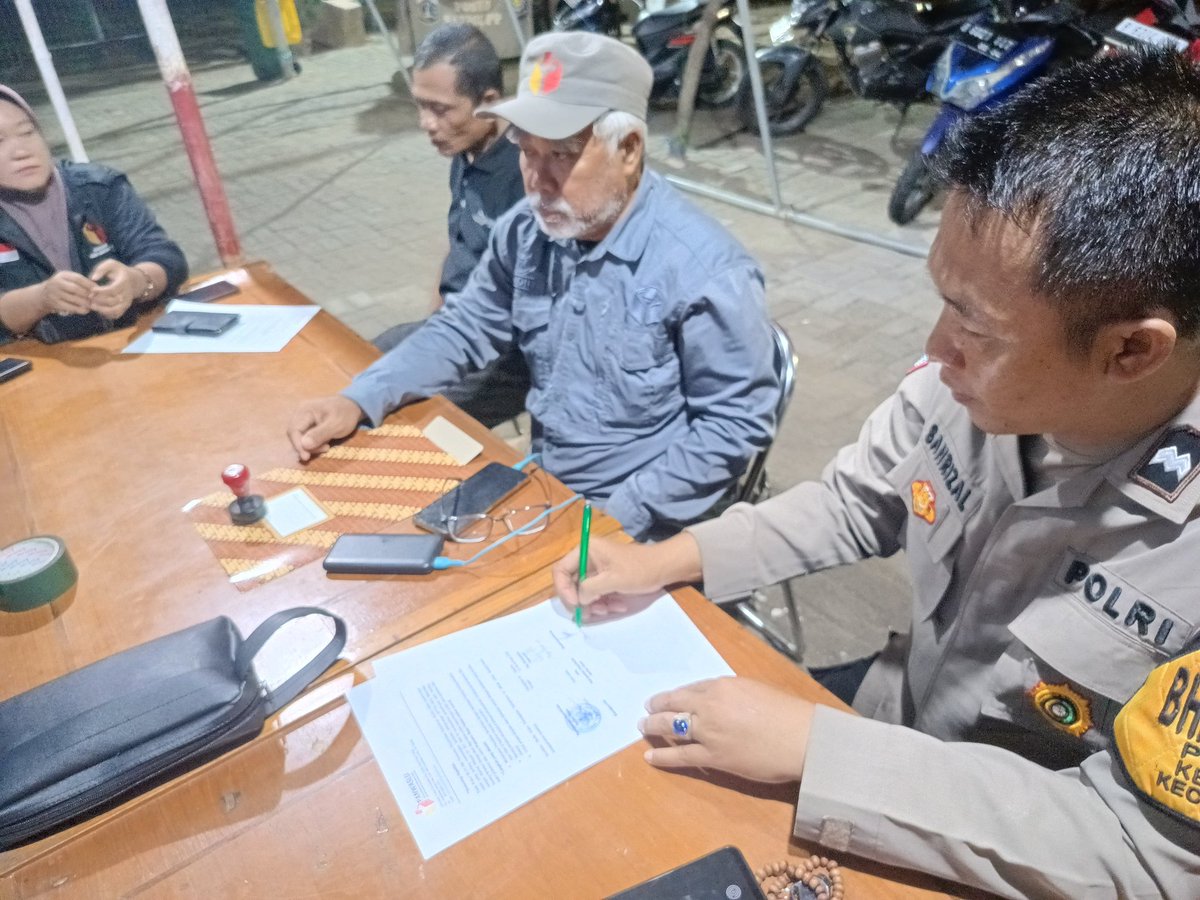 justice_st89393's tweet photo. Cara-cara tidak dibenarkan seperti itu dahulu juga terjadi di Pilkada 2017, ketika paslon yg didukung PDIP bagi-bagi Bansos.

Sepertinya sudah menjadi tabiat PDIP melakukan kampanye dgn cara melanggar hukum.

*Ket Foto : Sembako 03 di Pulau Kelapa, Kep. Seribu disegel bawaslu. https://t.co/ddjn5V3dYA