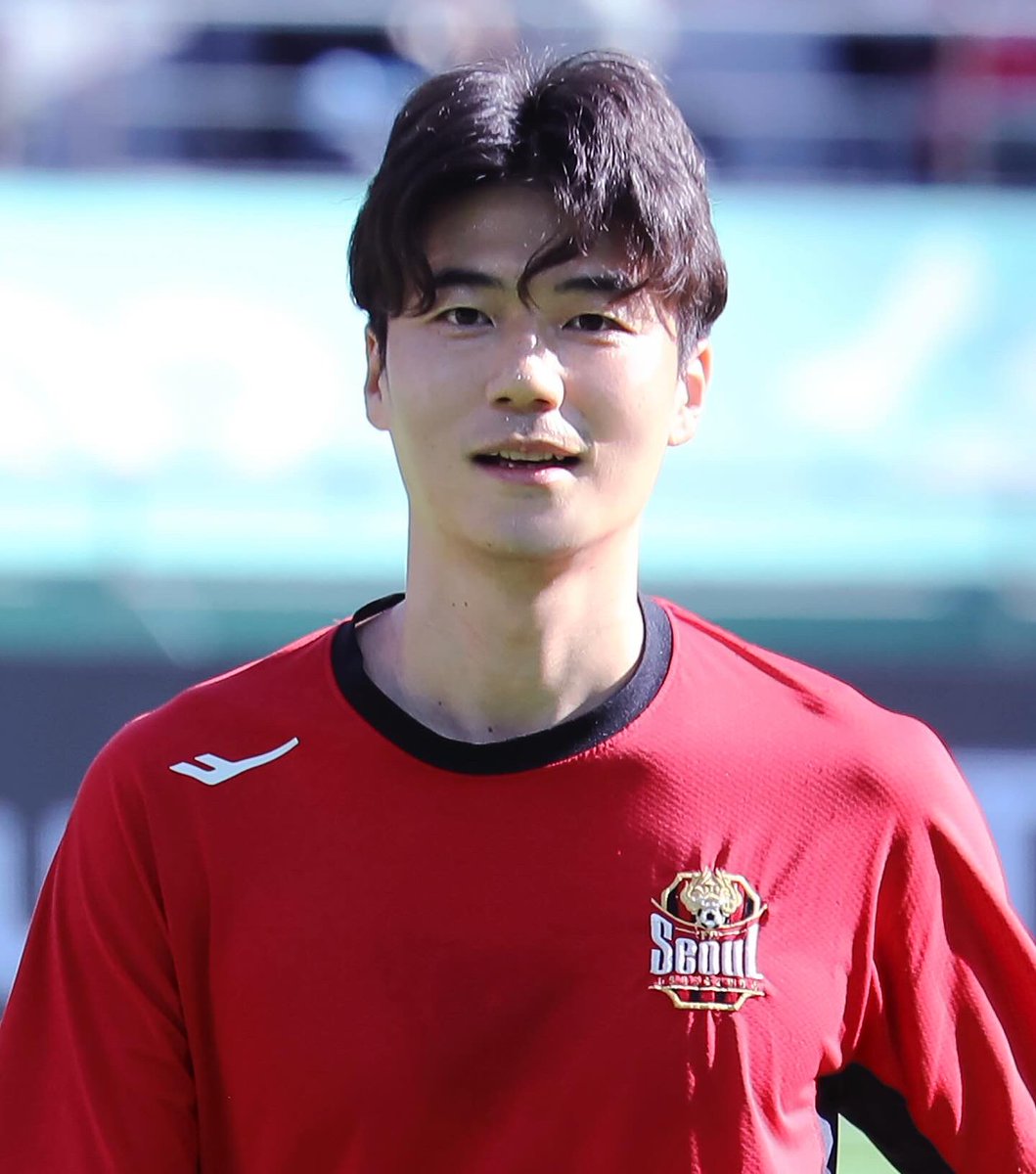 숨이 자꾸 멎는다 네가 날 향해 걸어온다
사인 : 기성용👼🏻
#기성용