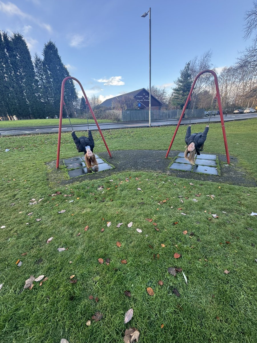HolyCross_PE's tweet image. S6 Core PE walking group yesterday taking part in selfie orienteering.
#seldieupsidedown #selfieatashop #selfiewithatree