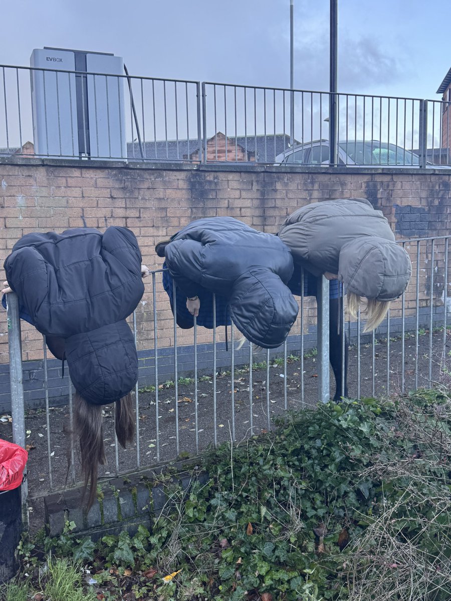 HolyCross_PE's tweet image. S6 Core PE walking group yesterday taking part in selfie orienteering.
#seldieupsidedown #selfieatashop #selfiewithatree