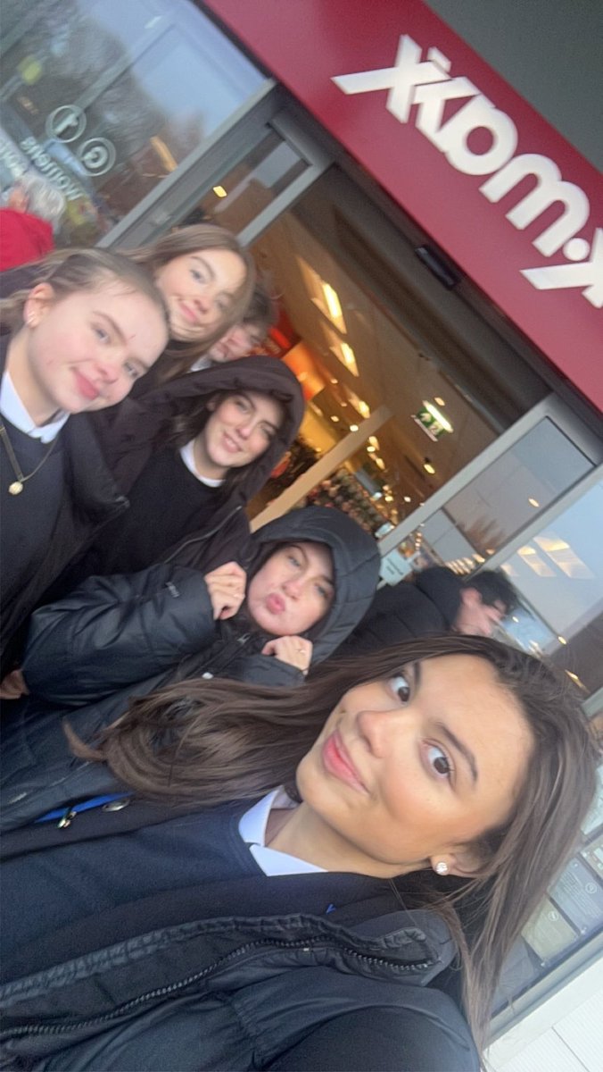 HolyCross_PE's tweet image. S6 Core PE walking group yesterday taking part in selfie orienteering.
#seldieupsidedown #selfieatashop #selfiewithatree