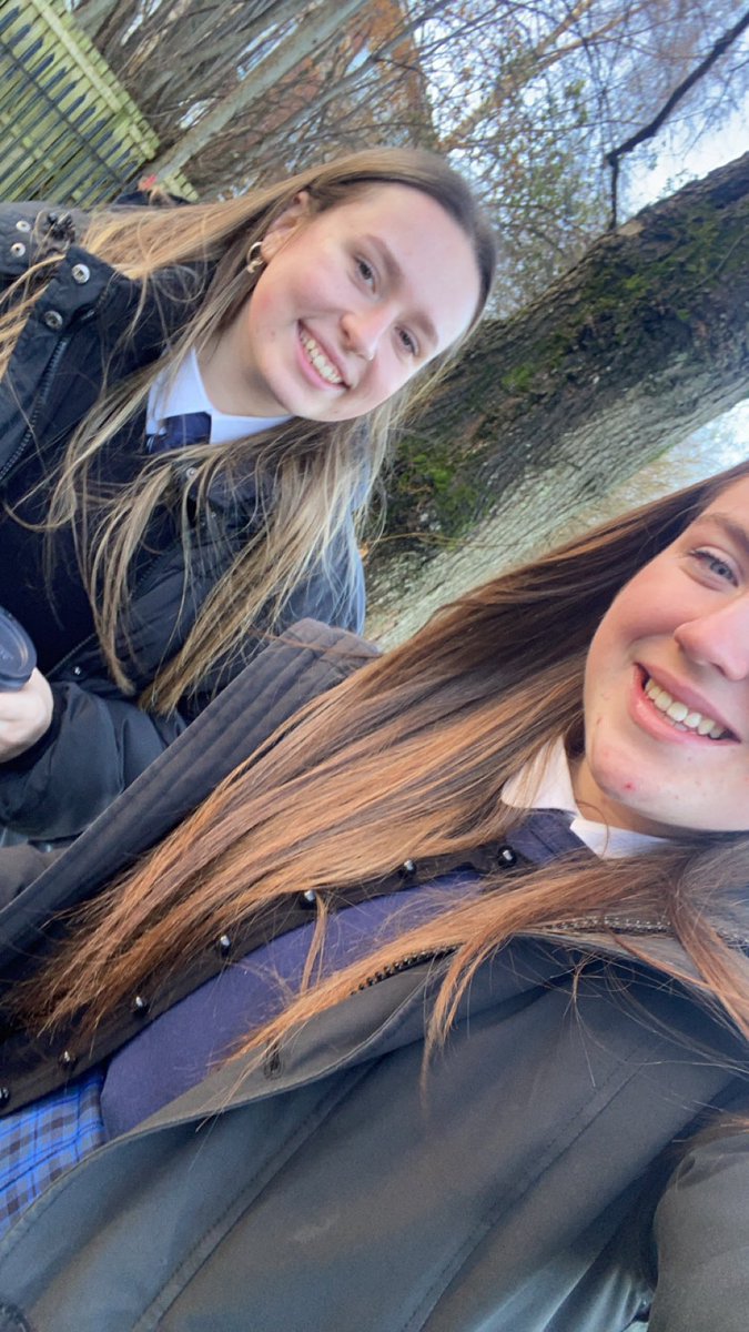 HolyCross_PE's tweet image. S6 Core PE walking group yesterday taking part in selfie orienteering.
#seldieupsidedown #selfieatashop #selfiewithatree