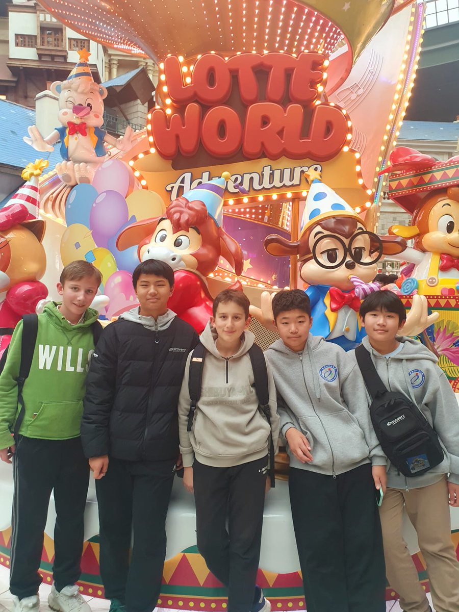 GunnersburySch's tweet image. Gunnersbury boys and their Korean partners spent the afternoon in Lotte World