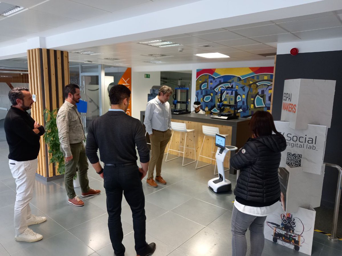 suaracoop's tweet photo. 🤖 Recentment, l'equip @Eurecat_news ha visitat el #SocialDigitalLab, el laboratori d'innovació de Suara Cooperativa, per conèixer les nostres experiències en la implementació de la robòtica en serveis que gestionem d'atenció domiciliària i residències. L'equip d'innovació de Suara també ha estat a la seu d'Eurecat per conèixer els seus projectes. Unes trobades que han estat molt profitoses per reflexionar i debatre sobre com aplicar aquesta tecnologia en l'atenció de les persones, així com explorar possibles vies de col·laboració.
📝 Gràcies a una subvenció del projecte Singulars, del departament @empresacat, Suara Cooperativa ha pogut desenvolupar diferents projectes de robòtica. Vols saber com aquesta tecnologia pot millorar l'atenció de les persones grans? Coneix les nostres proves pilot en aquest enllaç: https://t.co/A8yZYVbaOo
#SuaraInnovació #robòtica