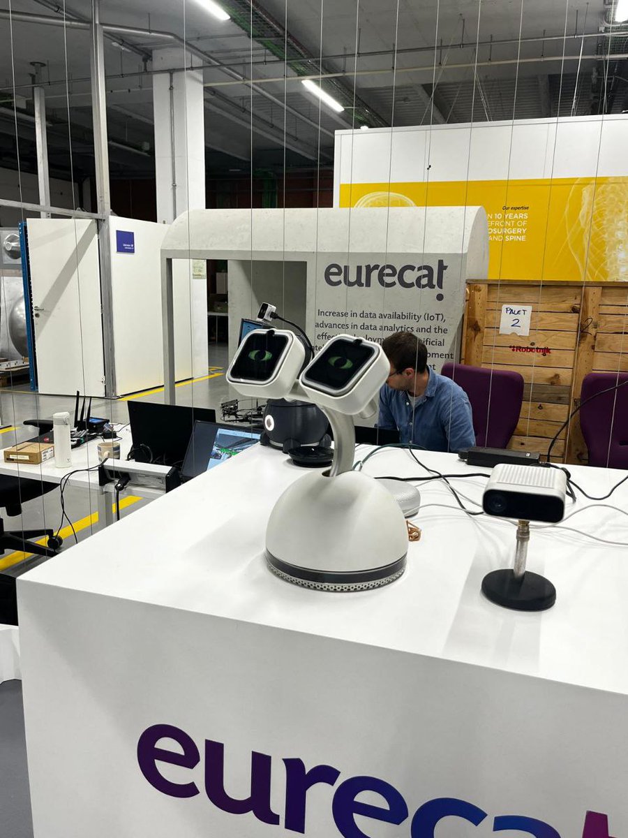 suaracoop's tweet photo. 🤖 Recentment, l'equip @Eurecat_news ha visitat el #SocialDigitalLab, el laboratori d'innovació de Suara Cooperativa, per conèixer les nostres experiències en la implementació de la robòtica en serveis que gestionem d'atenció domiciliària i residències. L'equip d'innovació de Suara també ha estat a la seu d'Eurecat per conèixer els seus projectes. Unes trobades que han estat molt profitoses per reflexionar i debatre sobre com aplicar aquesta tecnologia en l'atenció de les persones, així com explorar possibles vies de col·laboració.
📝 Gràcies a una subvenció del projecte Singulars, del departament @empresacat, Suara Cooperativa ha pogut desenvolupar diferents projectes de robòtica. Vols saber com aquesta tecnologia pot millorar l'atenció de les persones grans? Coneix les nostres proves pilot en aquest enllaç: https://t.co/A8yZYVbaOo
#SuaraInnovació #robòtica