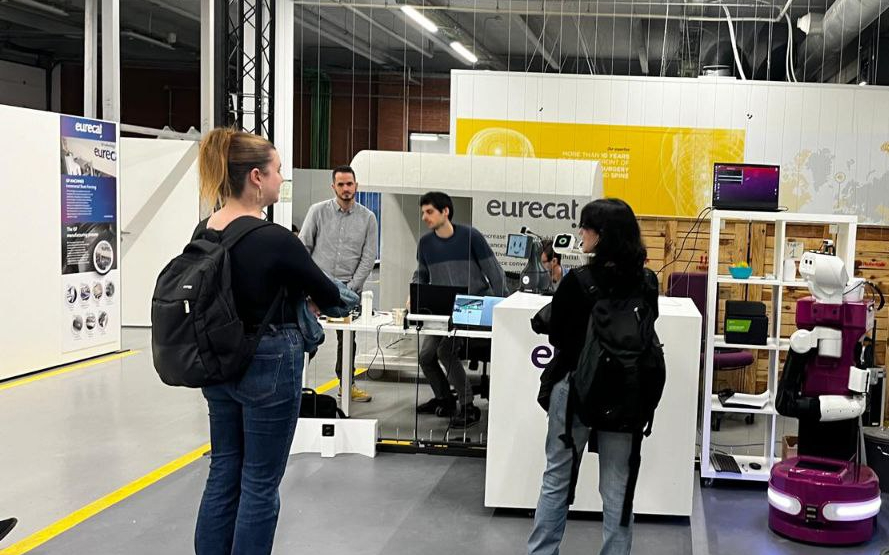 suaracoop's tweet photo. 🤖 Recentment, l'equip @Eurecat_news ha visitat el #SocialDigitalLab, el laboratori d'innovació de Suara Cooperativa, per conèixer les nostres experiències en la implementació de la robòtica en serveis que gestionem d'atenció domiciliària i residències. L'equip d'innovació de Suara també ha estat a la seu d'Eurecat per conèixer els seus projectes. Unes trobades que han estat molt profitoses per reflexionar i debatre sobre com aplicar aquesta tecnologia en l'atenció de les persones, així com explorar possibles vies de col·laboració.
📝 Gràcies a una subvenció del projecte Singulars, del departament @empresacat, Suara Cooperativa ha pogut desenvolupar diferents projectes de robòtica. Vols saber com aquesta tecnologia pot millorar l'atenció de les persones grans? Coneix les nostres proves pilot en aquest enllaç: https://t.co/A8yZYVbaOo
#SuaraInnovació #robòtica