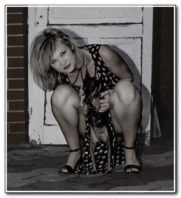 Сначала показалось, что у неё там киска, 
             а оказалось — собачка!