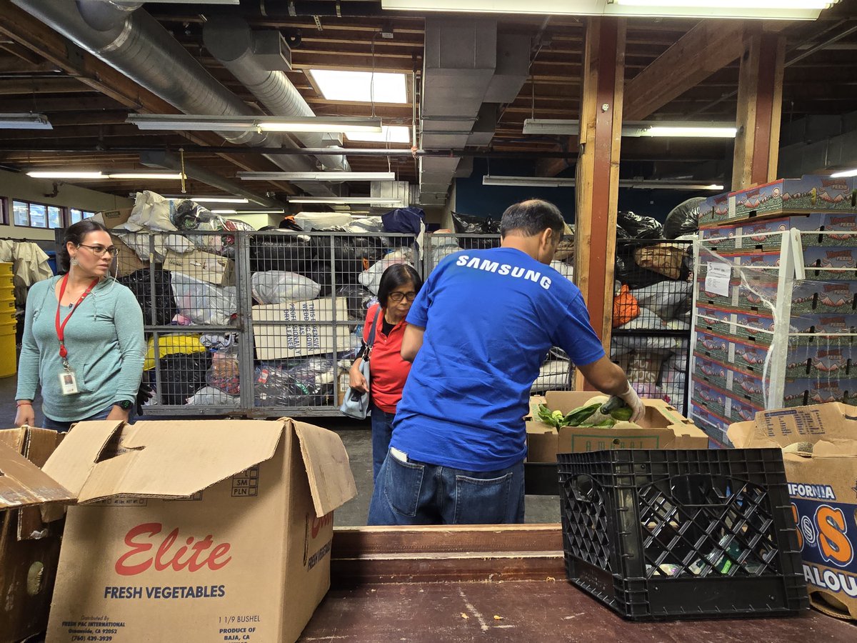 Samsung_RA's tweet photo. SRA partnered with Sacred Heart to help serve those in need in our community. Proud of everyone who participated in this special initiative.
#LifeatSRA #SamsungResearchAmerica #SacredHeart #SamsungGives https://t.co/Tvc5Scg5xm
