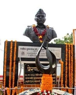 DoctorLFC's tweet image. A lot of people who visit Mumbai end up visiting Marine Drive. Just a couple of kms away, besides the main signal and entry to Girgaon Chowpatty beach, is the Tukaram Omble ji's statue.
Please take a few minutes out to pay homage to a person whose unparalleled bravery and…